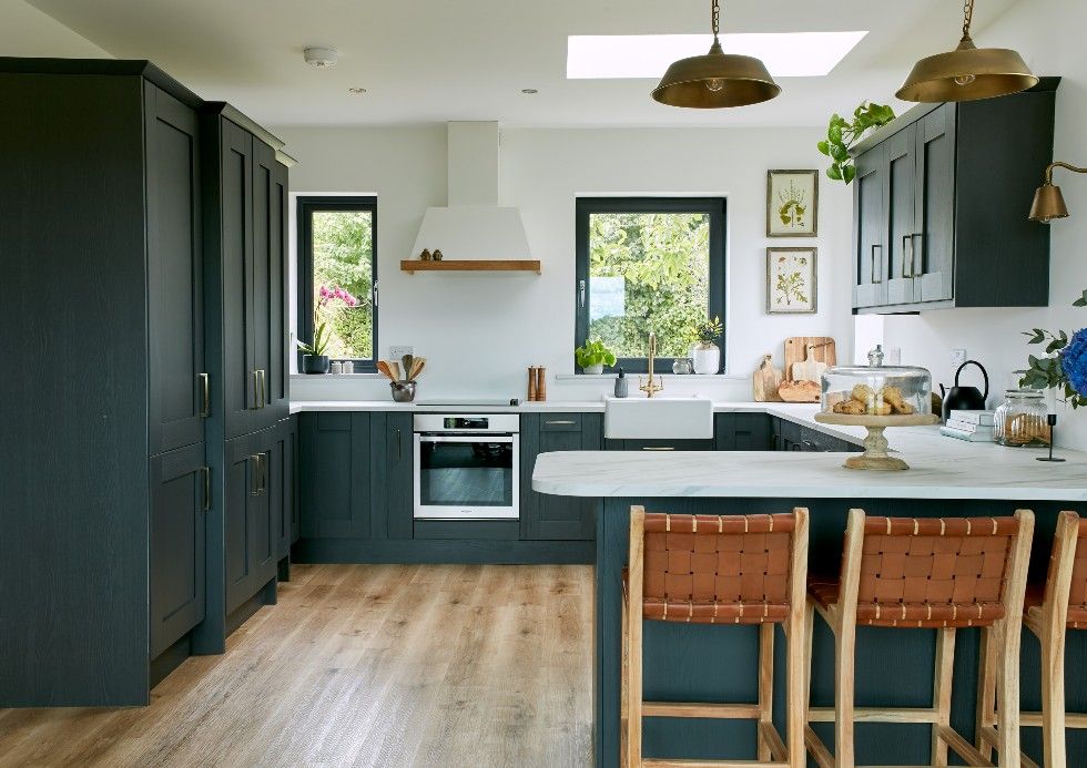 How to Design a Contemporary Kitchen Layout: Stylish & Functional Tips