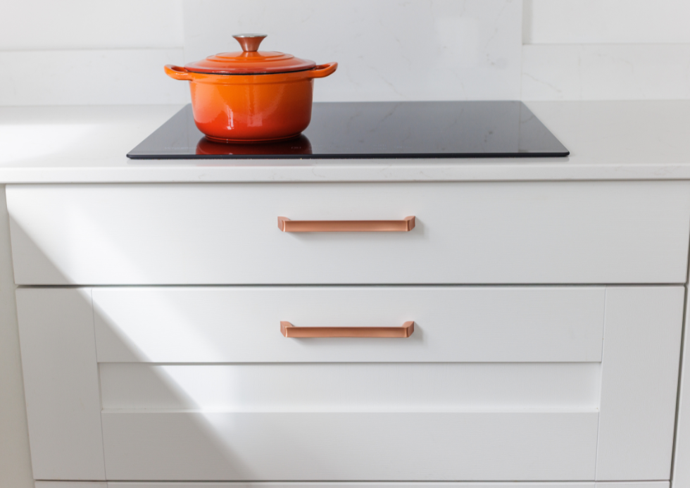 Eva Dublin White Kitchen Hob and Handles